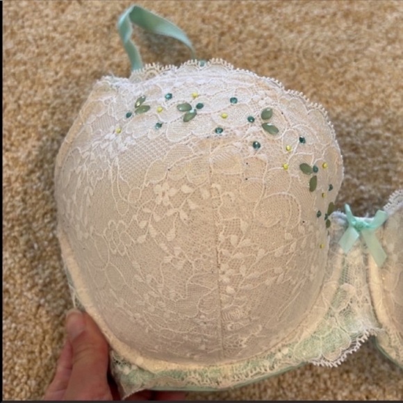 Victoria’s Secret Bra - Picture 2 of 5